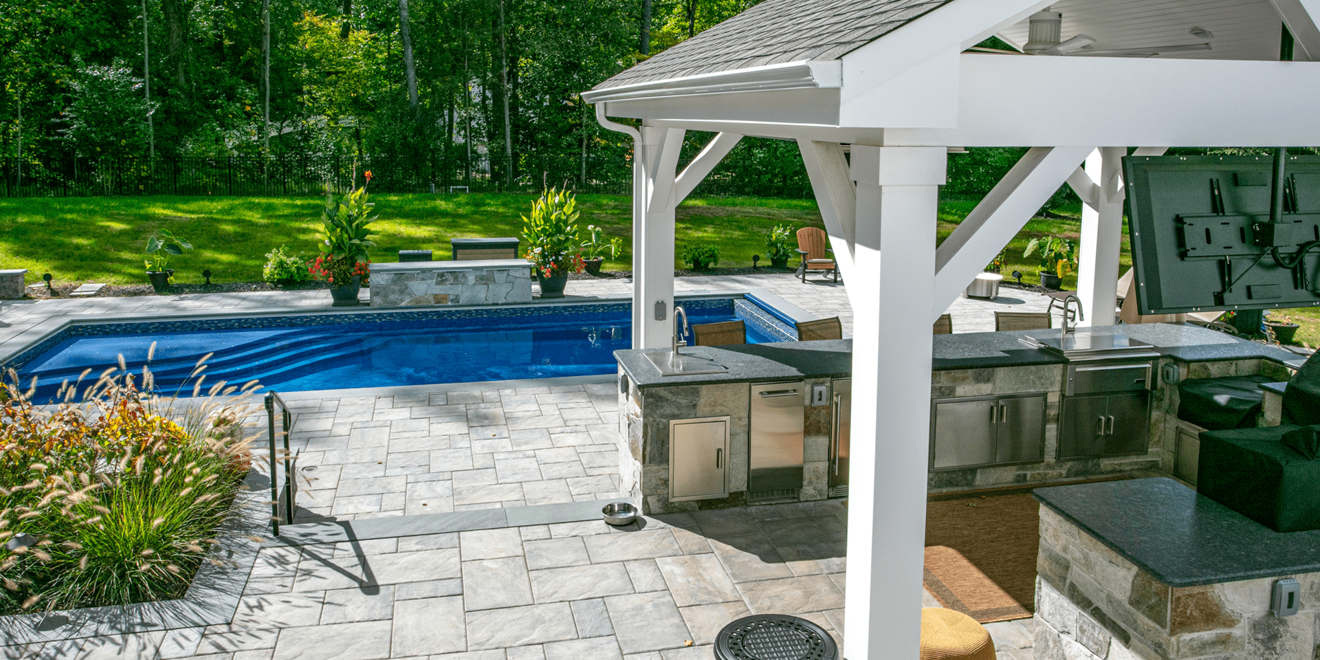 outdoor-living-kitchen-pool